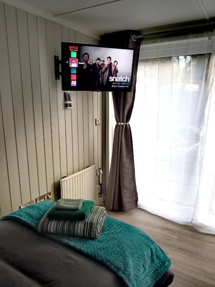 2-bedroom Guesthouse in Derby City, Parking, Wi-fi