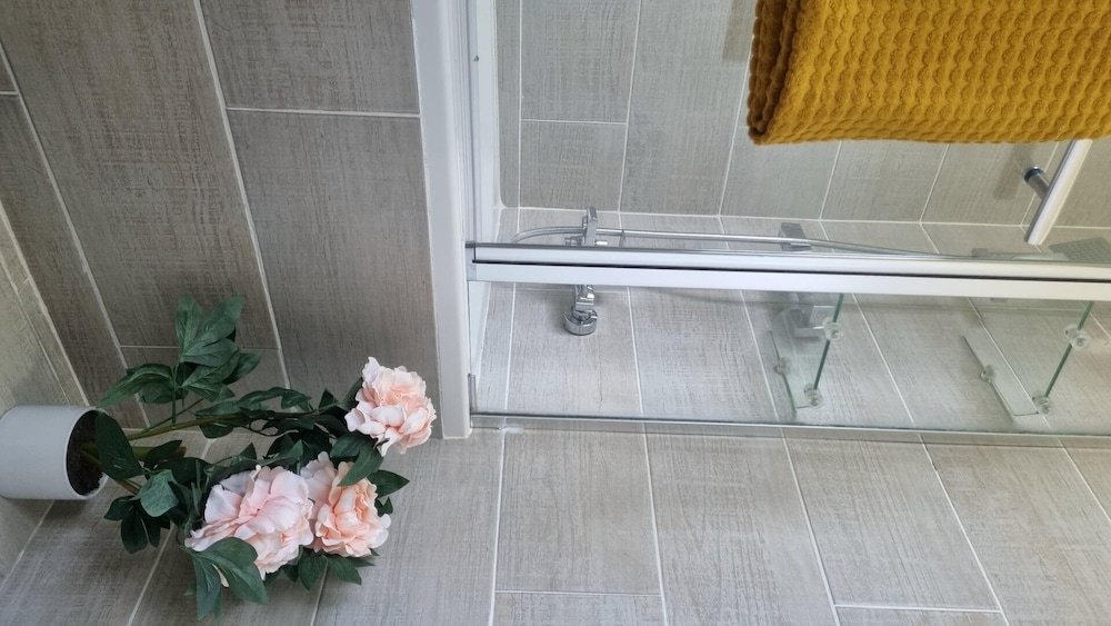 2br/cottage/swimming Pool/near Airport