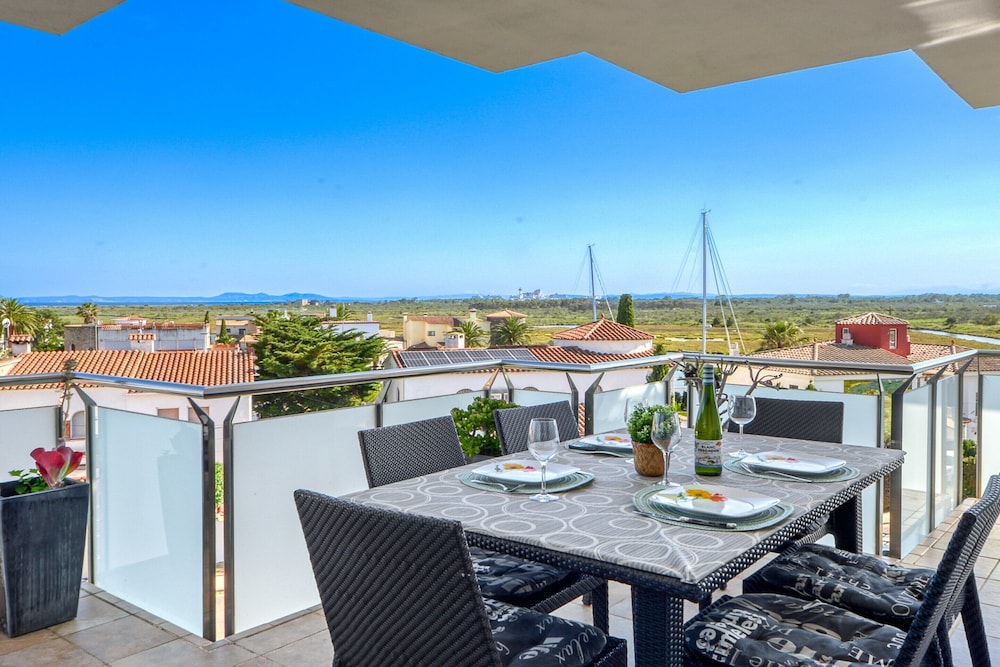 Apartment in Roses Near Santa Margarita Beach