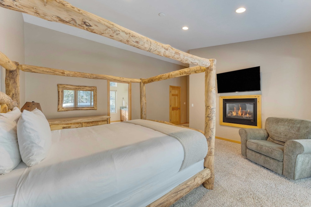 Cherry Hills Spacious Tahoe Cabin With Deck, Fireplace & Open Interiors