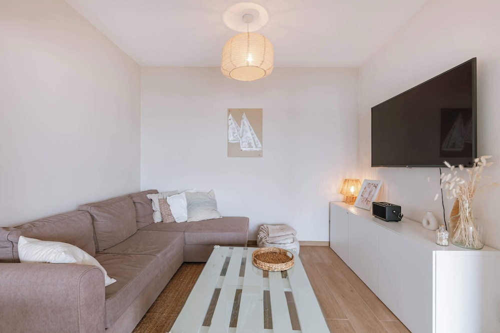 Modern Apartment With Balcony Near City Center