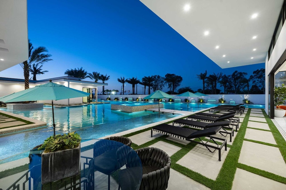 Sleeps 23 Luxury Villa w/ Pool, Hot Tub & Pickleball Court Bravo Villa 10