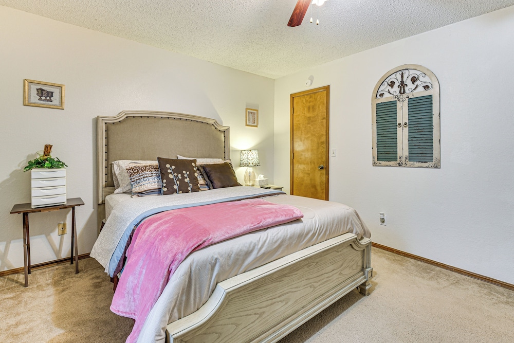 3 Mi to Downtown Tulsa: Cozy Retreat!