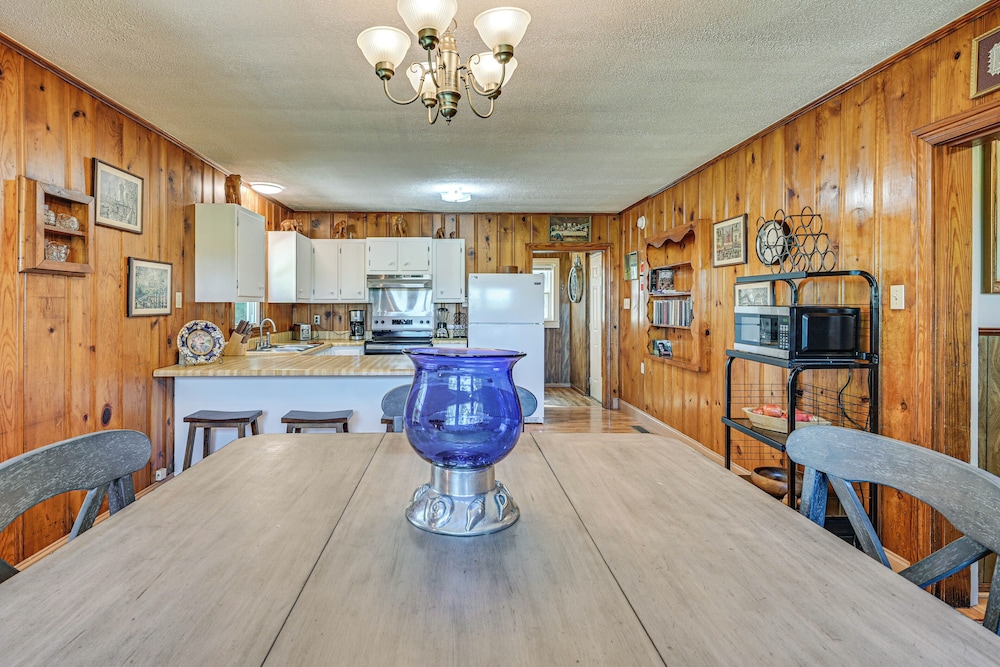 2 Mi to Oak Grove Racing & Gaming: Home on 1 Acre