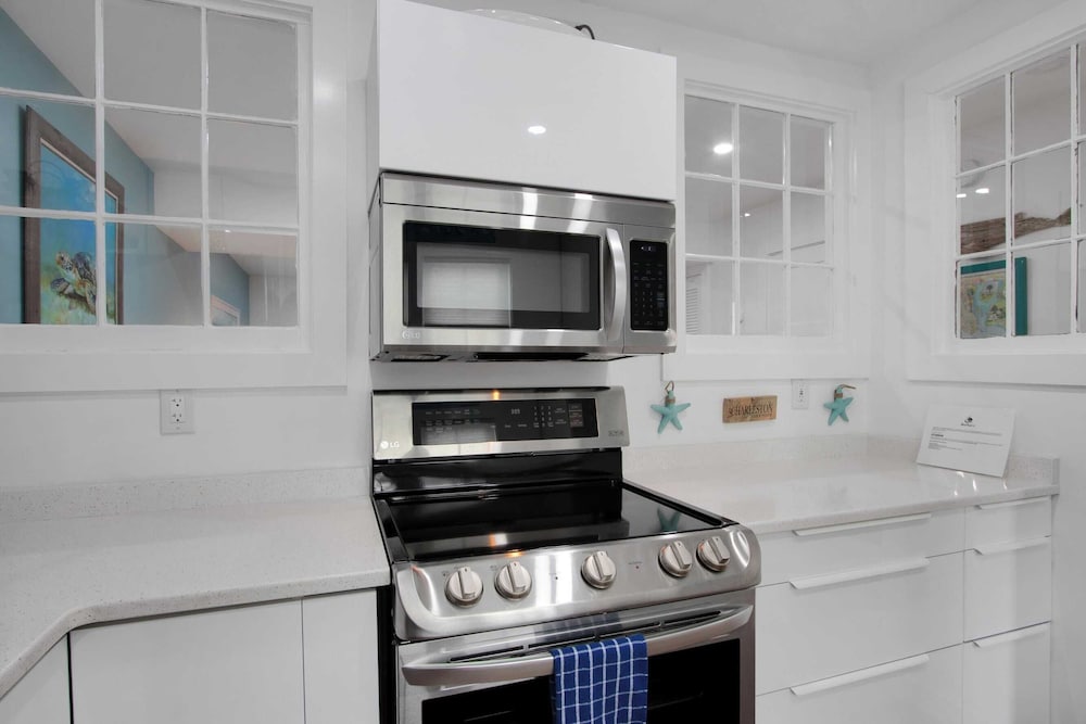 Shem Creek Retreat by Avantstay 10 Mins to Downtown Charleston Yard + Patio