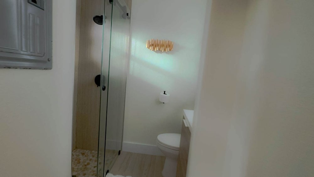 13 Queen Size Bedroom Near the Beach Pet Friendly