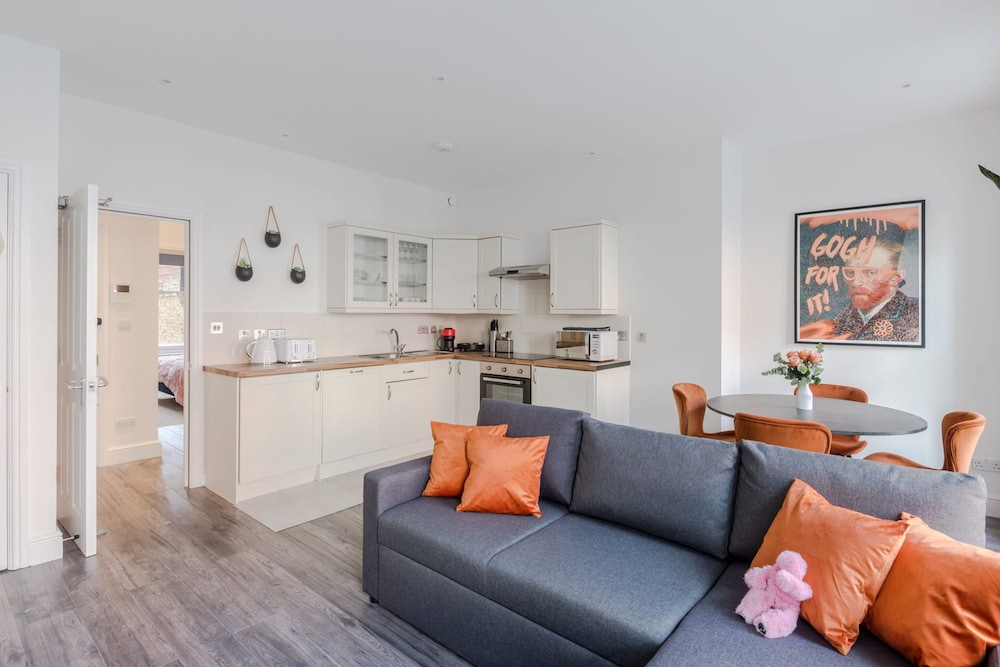 Flirty Chambers - Fitzrovia - by Frankie Says