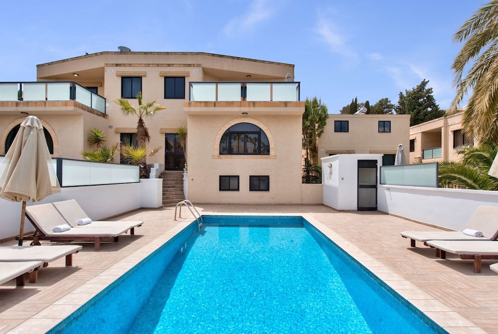 Villa Gardenia - 5 Bedroom Holiday Villa With Pool