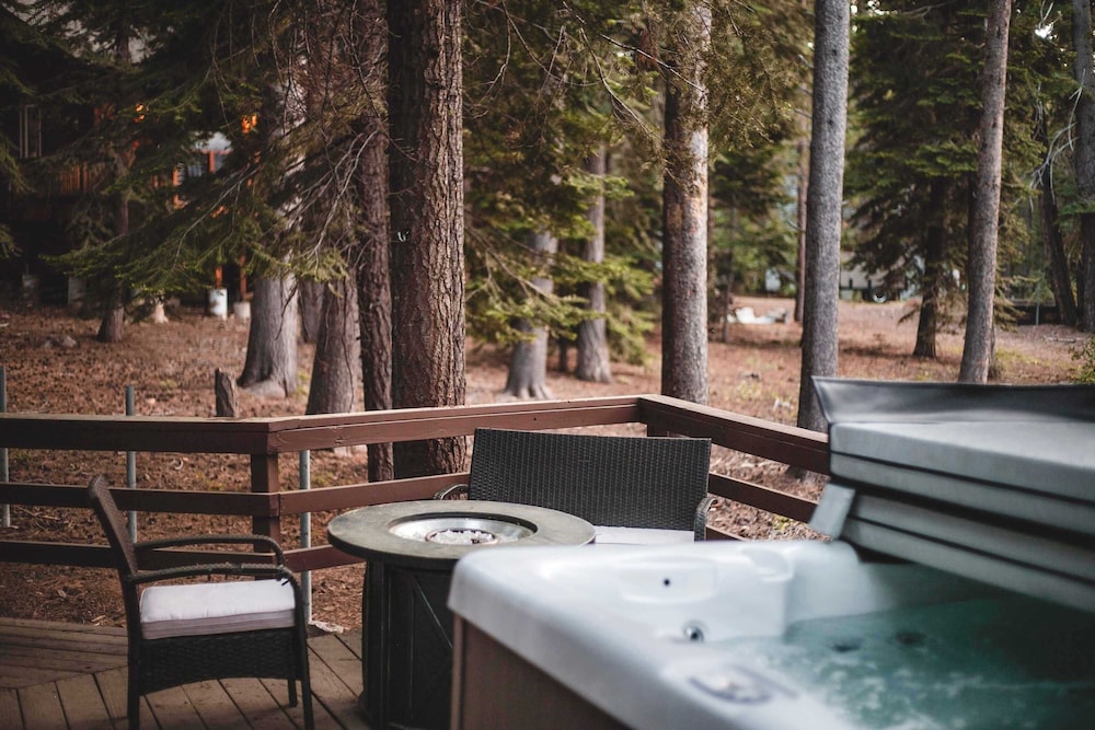 Iroquois Ridge Charming Home for 8 w/ Hot Tub Near Lake Tahoe & Skiing