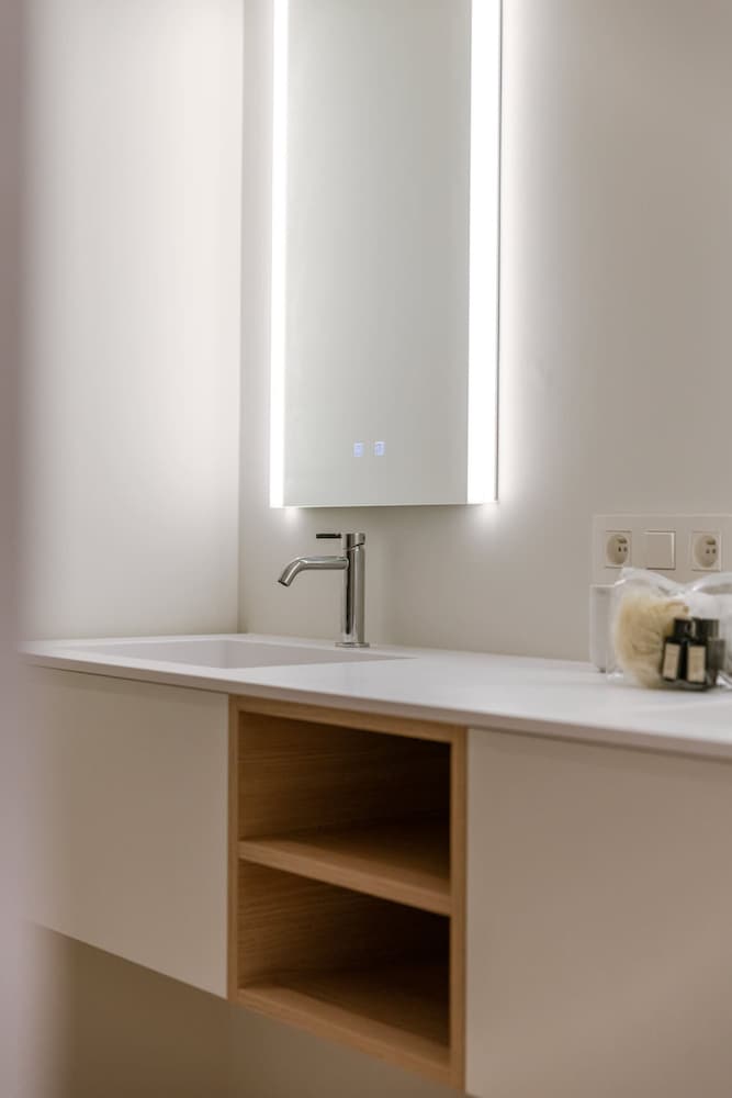 Huswell - Minimalist Coastal Luxury Panoramic View