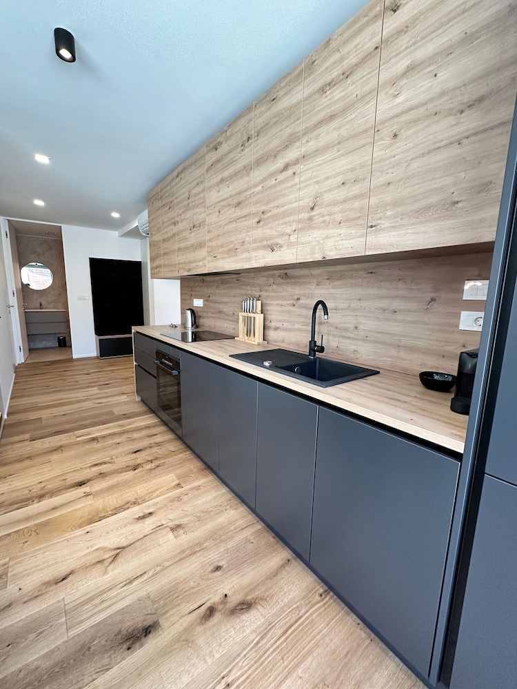 Garden Residence - Premium Downtown Apartment