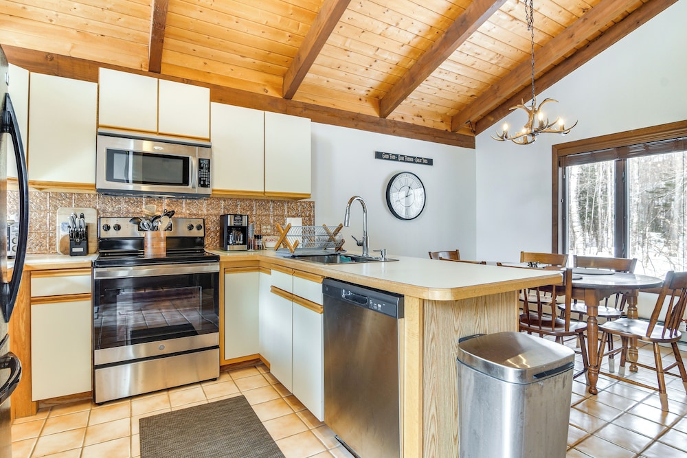 Ski, Game & Grill: Family Retreat in Glen