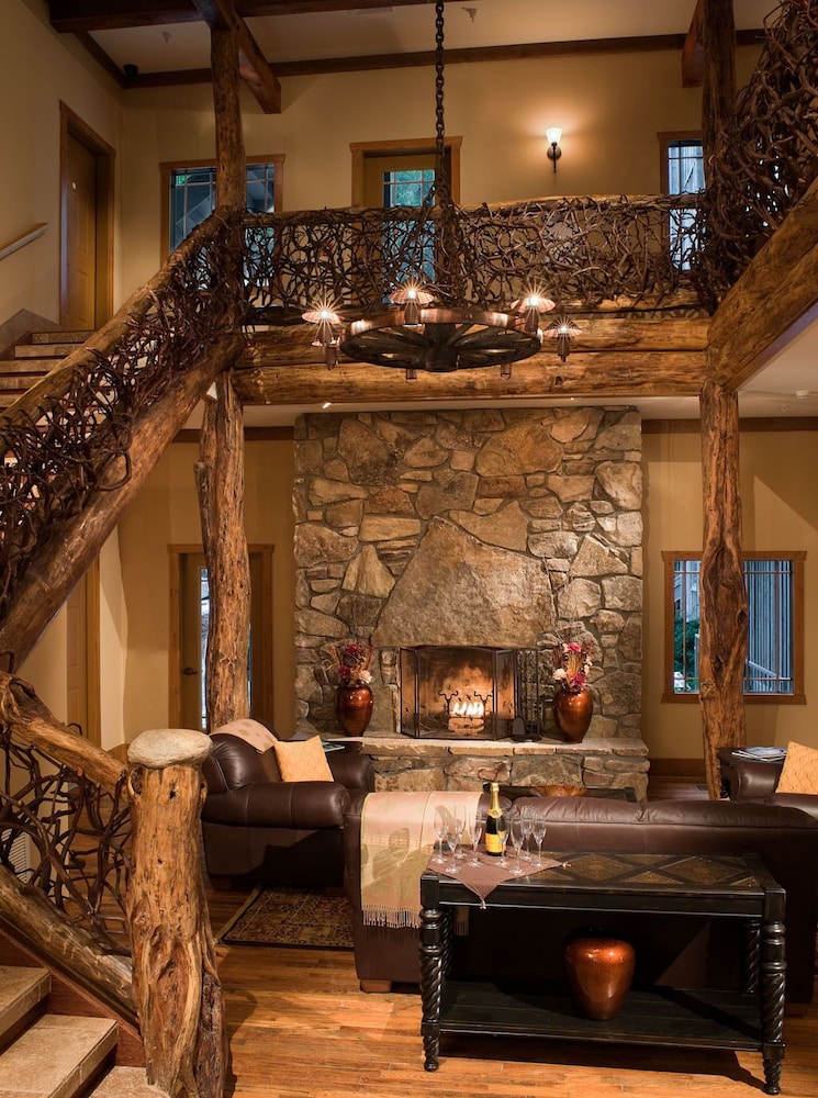 The Esmeralda Inn at Lake Lure