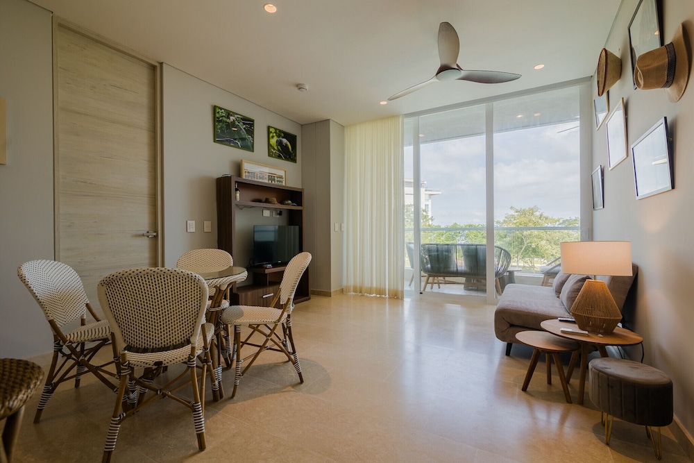 2BR 5 Guests Private Balcony and Shared Pool