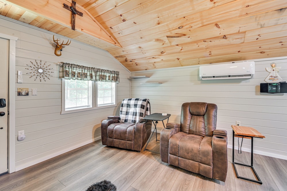 14 Mi to Kentucky Horse Park: Creekside Cabin