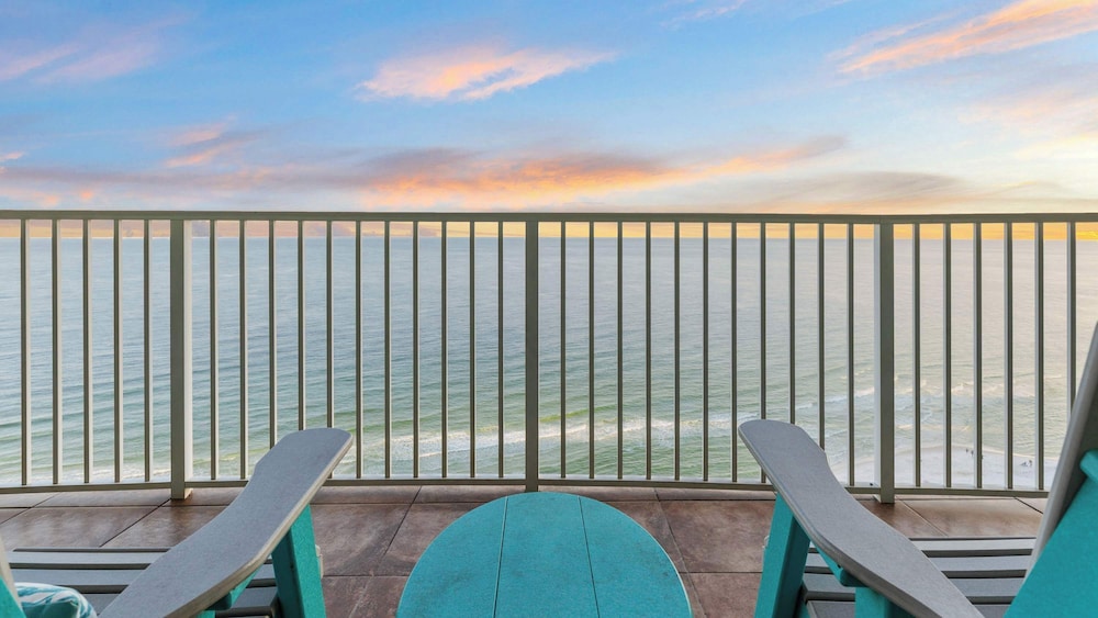 Beachfront 3-bedroom Condo on 15th Floor Balcony, Lazy River, Jacuzzis