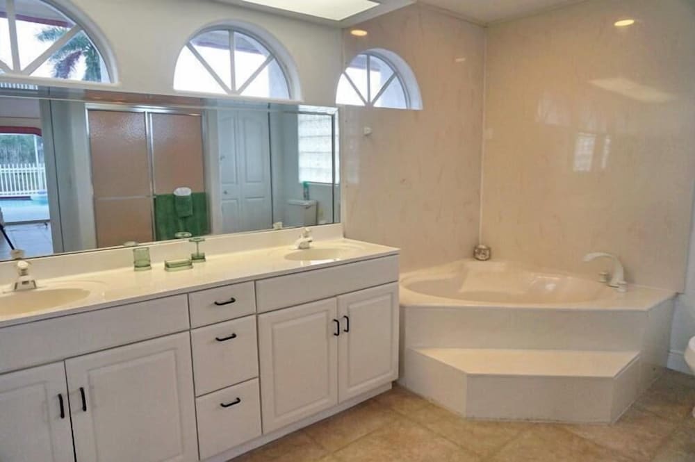 SHEN1124 3 Bedroom Holiday Home by Marco Naples Vacation Homes