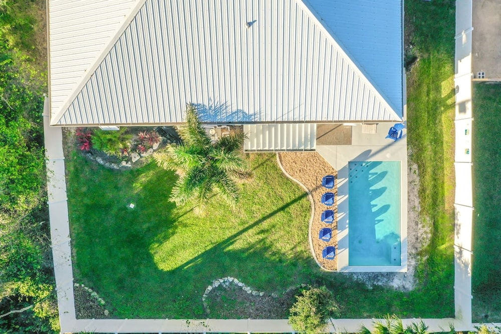 Perfect Beach House 2min Walk With Heated Pool and Hot Tub 4 bed 3 Bath With Pet Friendly