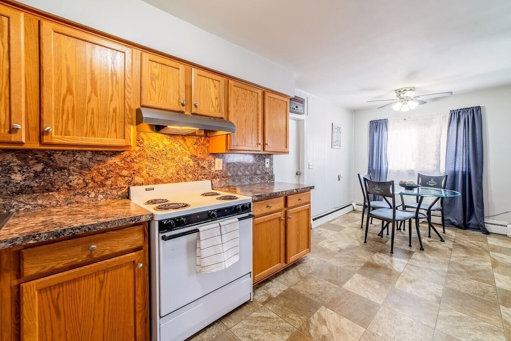 Spacious 3-bed Suite in Browntown, Near Dining & Fun