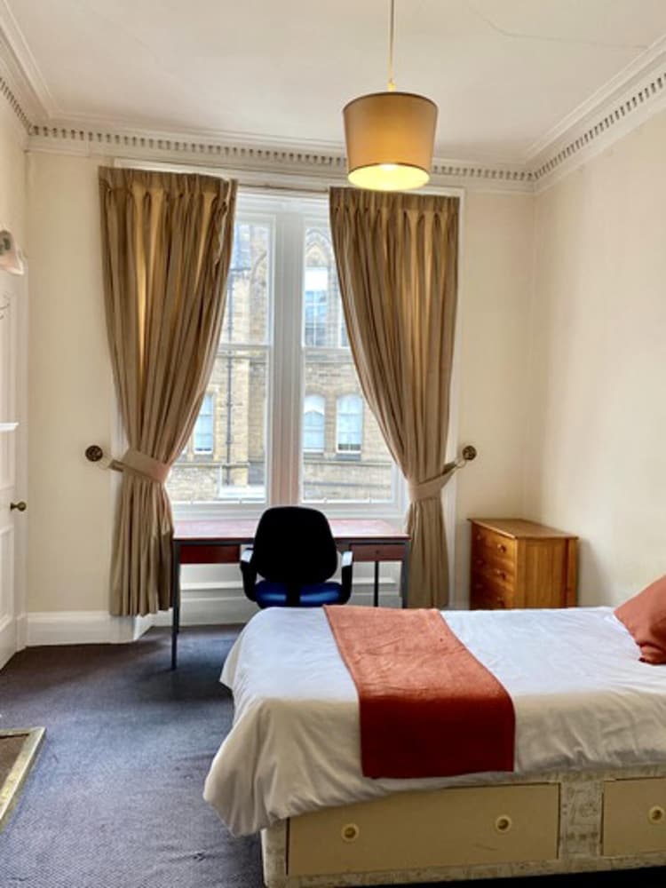 Large 5 Bedroom Flat in Marchmont, Edinburgh view 4