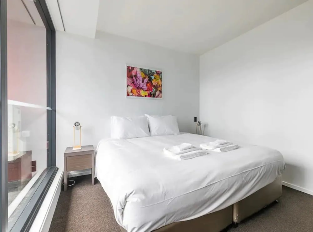 Relaxing Two Bedroom Apt With Balcony! view 2