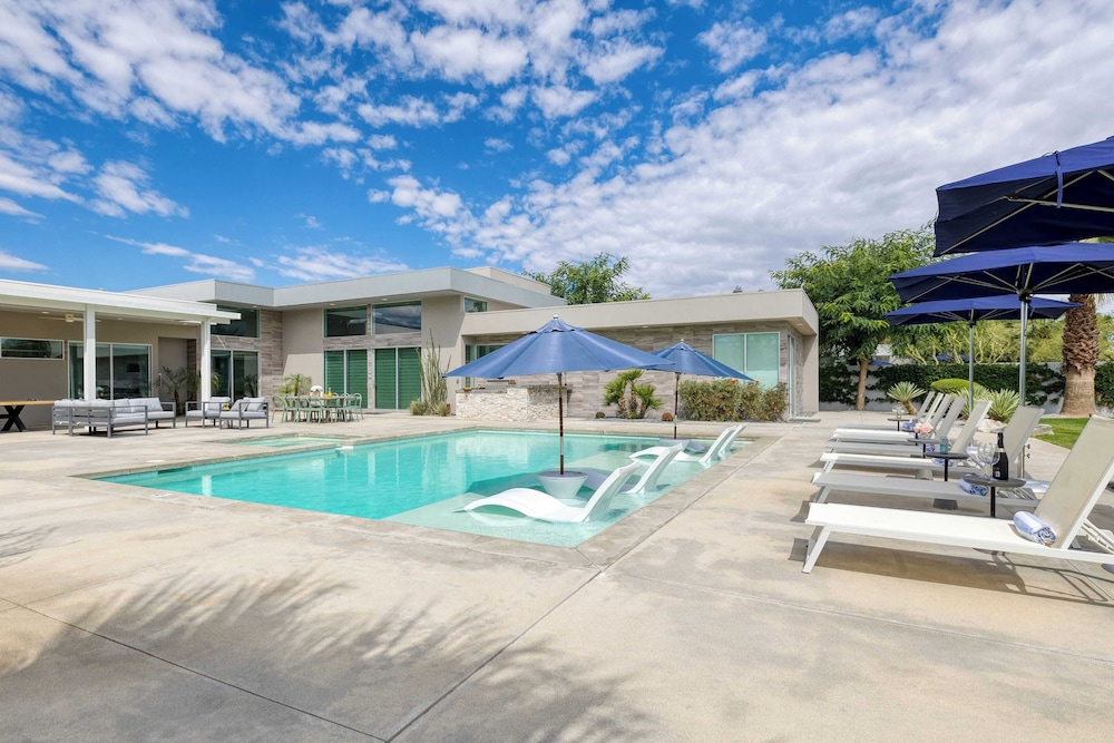 Sleeps 40 3 Luxe Villas Next to Empire Polo Club Putting Green & Pickleball