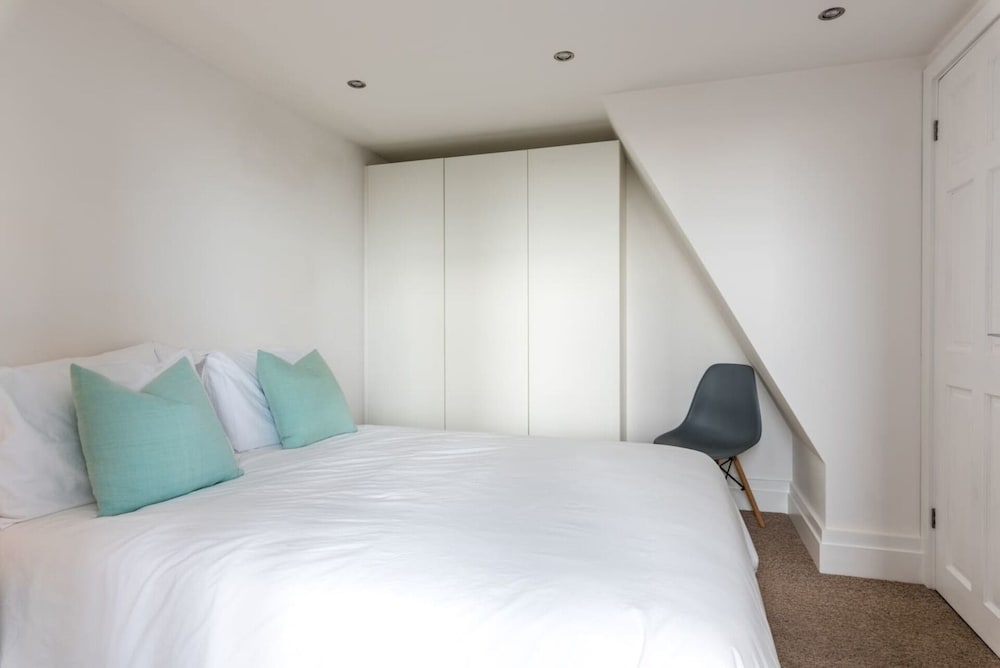 Immaculate 1-bed Apartment on Hove Seafront view 2