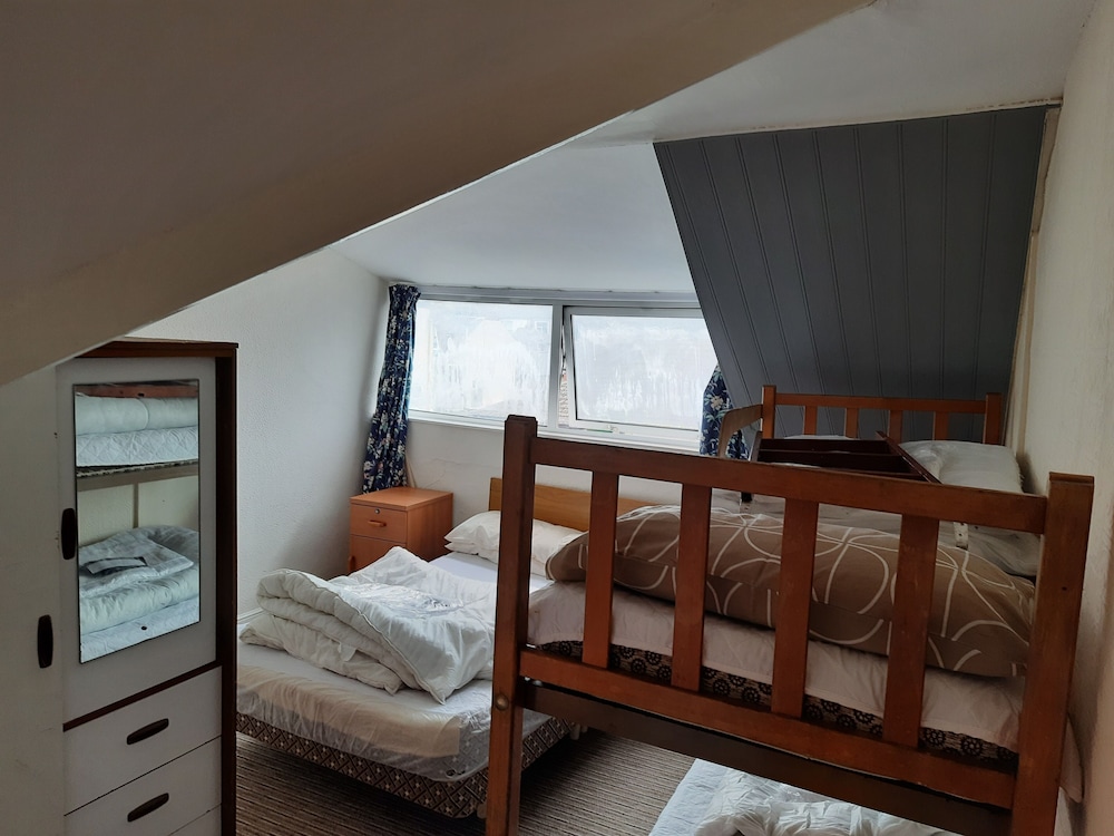 Glen Villa 5 Sleeps 6 Near Beach view 4