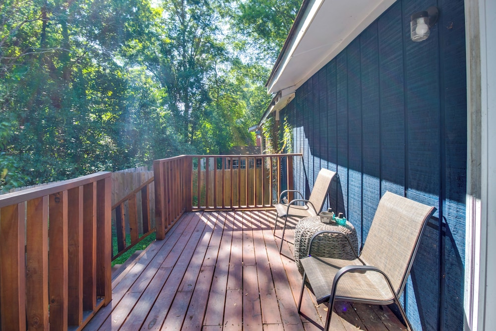 7 Mi to Lake Tangipahoa: Mccomb Home w/ Deck!