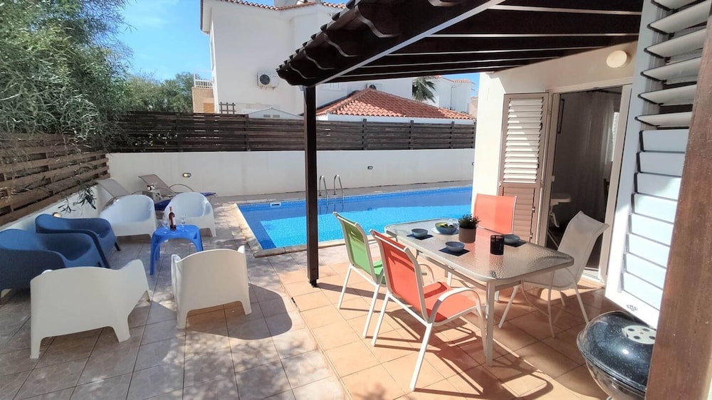 Sobella Villa - 3 Bedroom Villa With 10 x 4 Pool
