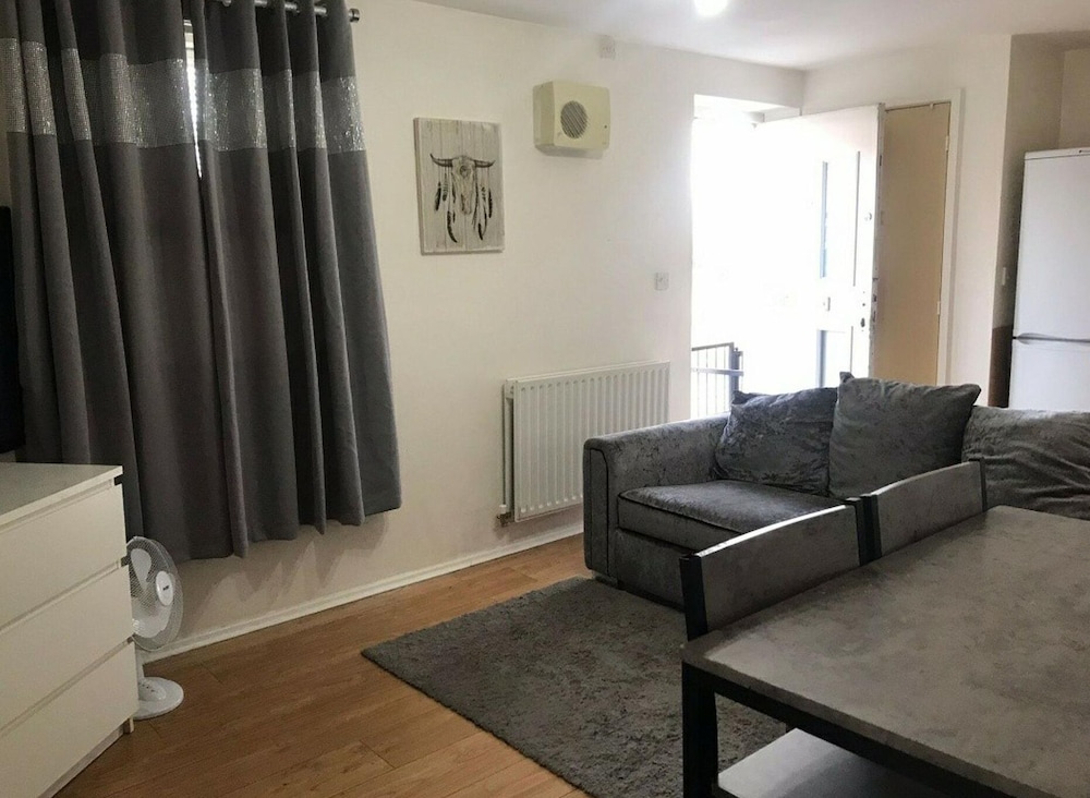 Immaculate 1-bed Apartment in Stoke-on-trent view 5