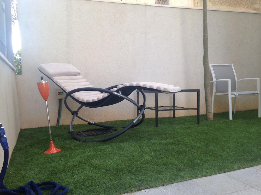 Apt Terrace & Garden - Bauhaus