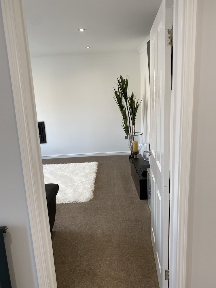 Beautiful Stunning Peaceful 6-bed Showhome Eco Uk view 3