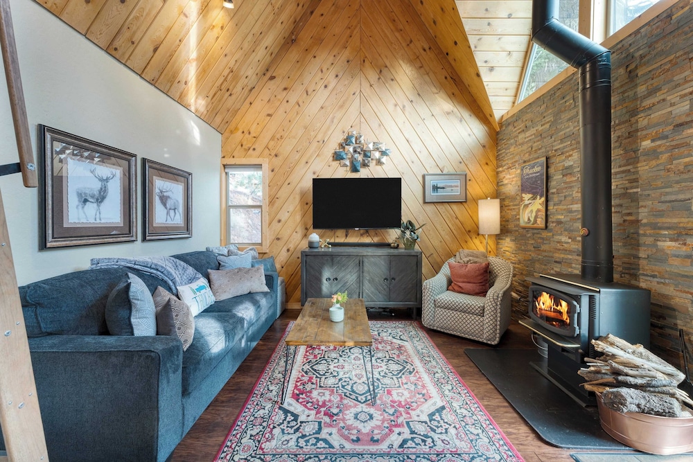 Jeffrey Pines Lofted Cabin, Minutes to Lake A-frame-inspired Design, Deck