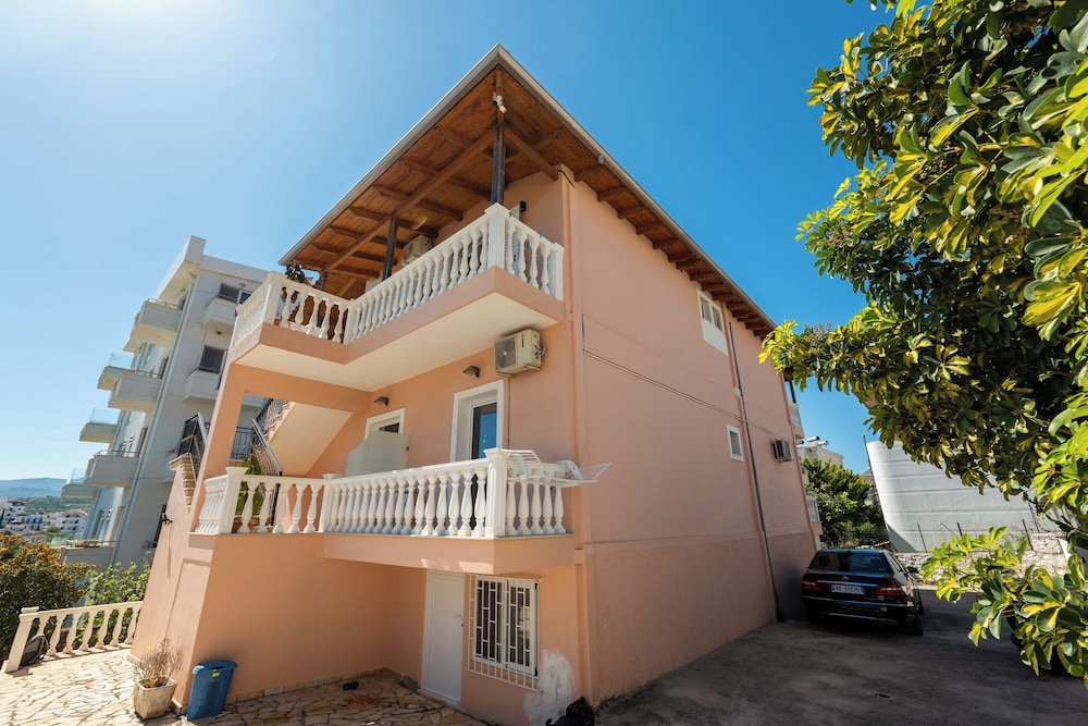 Sunny Villa
