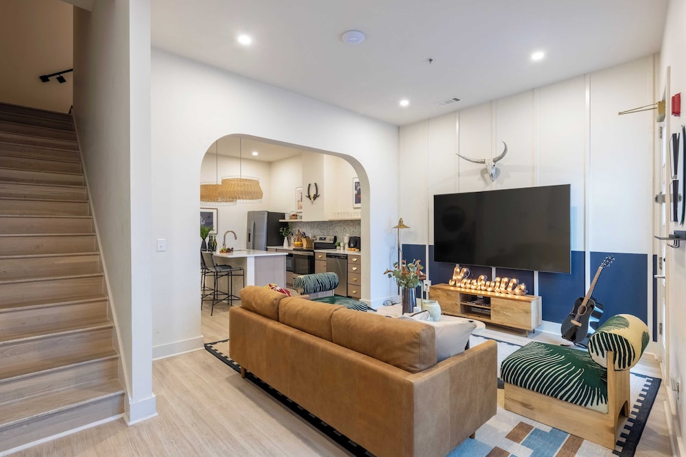 Sleeps 24, 2 Units Mins to Downtown Outrider by Avantstay