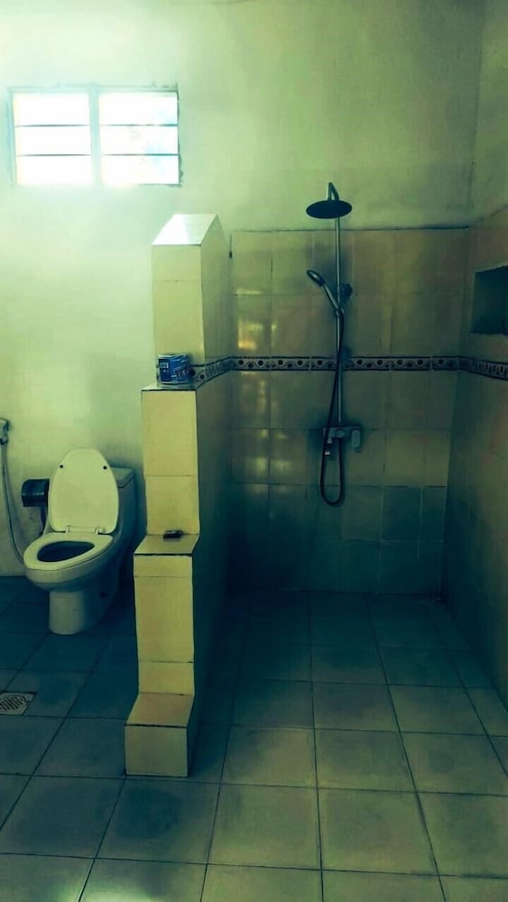 zanzllywood hotel and apartments