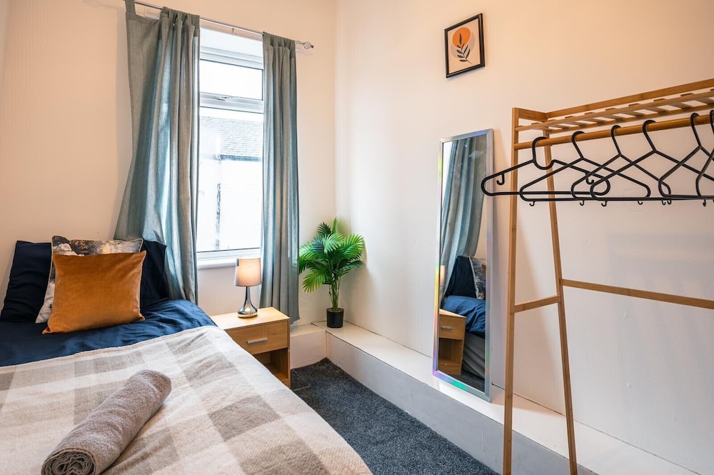 Rochdale Retreat - Spacious 4-bed House 8 Beds