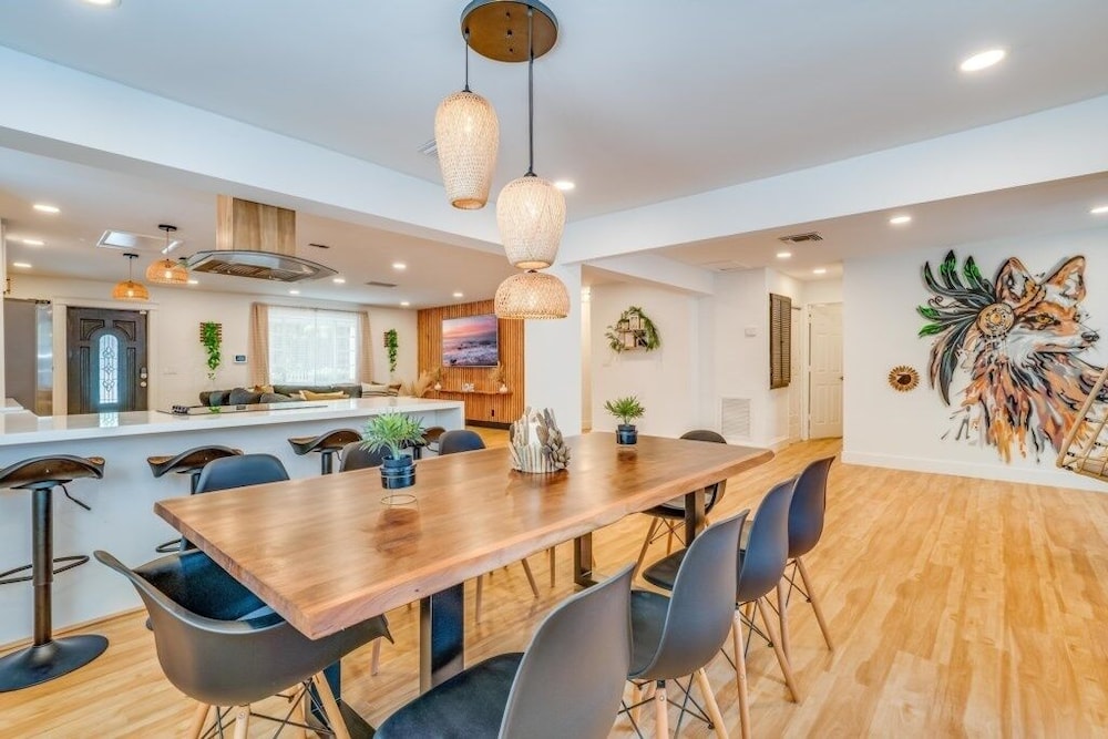 Fox Garden Luxury Boho Near Downtown & Beach 4 Bedroom Home