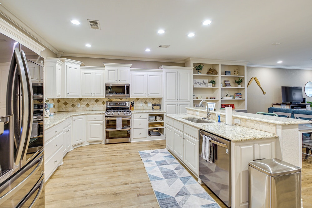 Tranquil Views: Riverfront Retreat in Hot Springs!