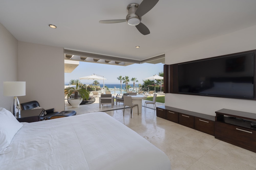 6 BR Huge Villa Steps To Beach Plus A Pool House