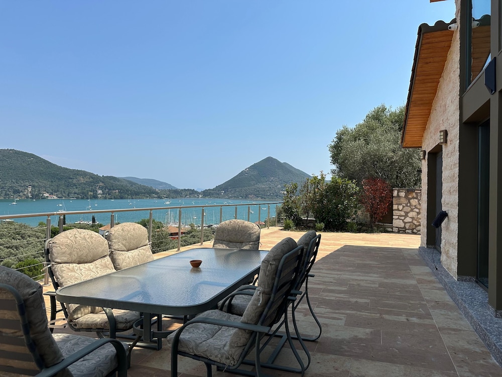 Smaragdine Blue Villa
