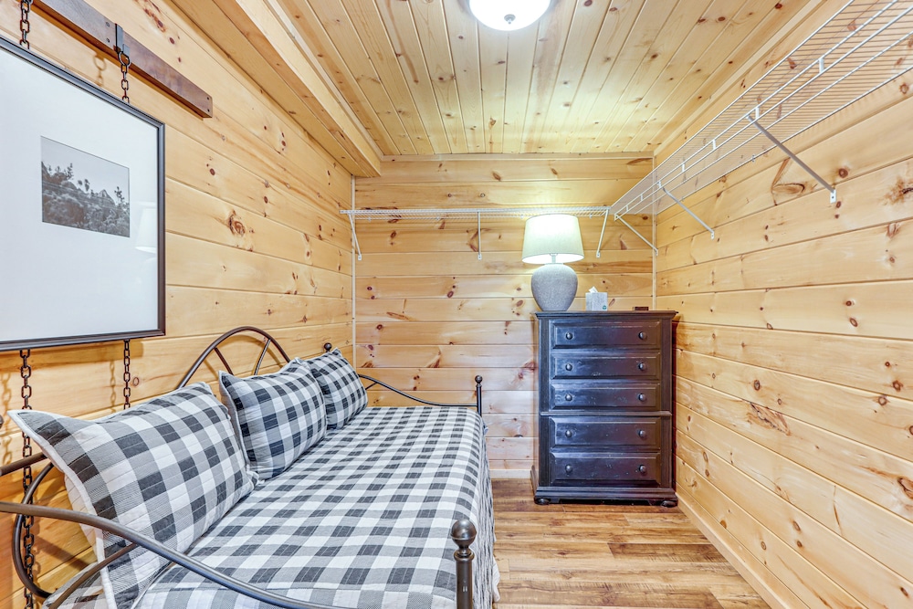 Deck, Panoramic Views: Serene Mineral Bluff Cabin!