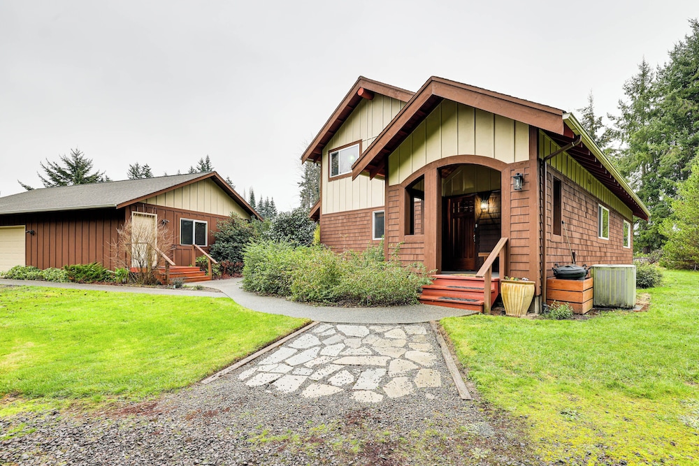 11 Mi to Olympic NP: Port Angeles Retreat w/ Deck