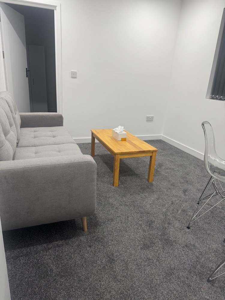 1 Bed Flat - Sleeps 2 - Parking - Wifi