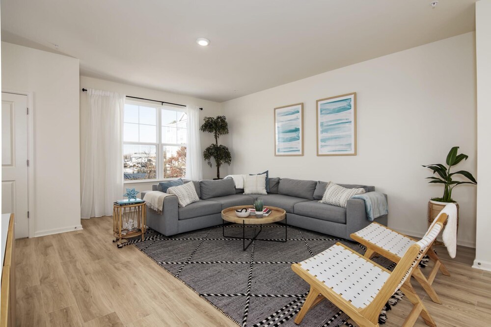 New Intown Waterfront Townhome w Pool Location view 4
