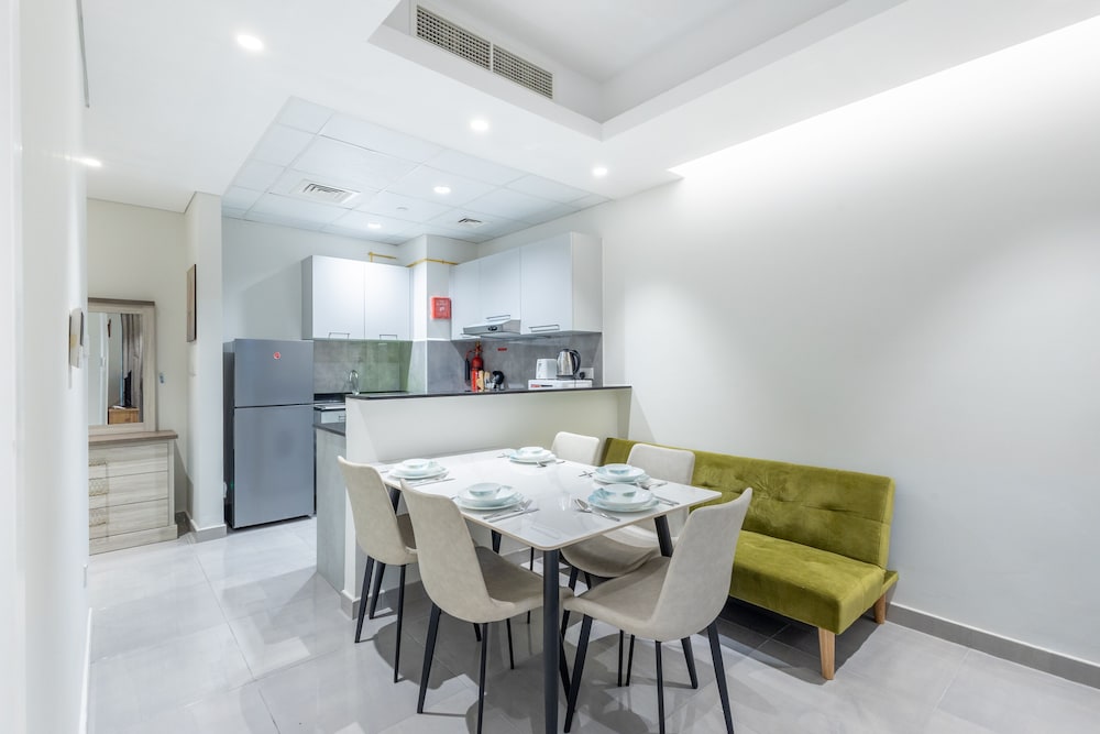 SuperHost - Comfort 1BR Centurion Onyx Retreat with Balcony