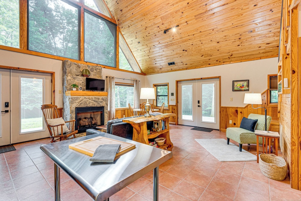 Hike, Fish & More: Cozy Cabin w/ Patio in Murphy!