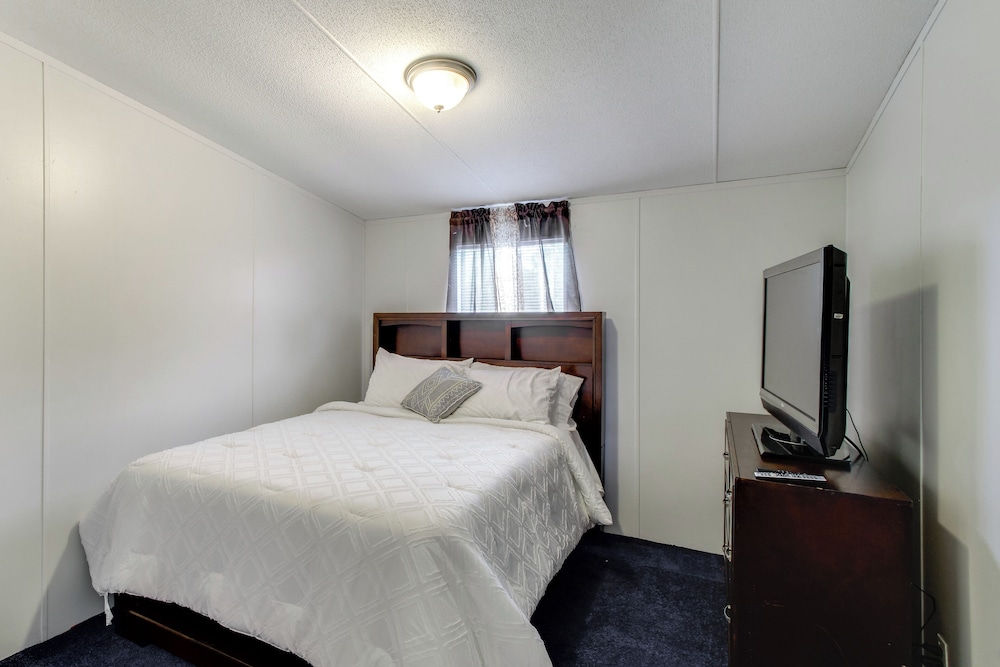 1 Mi to US Marine Base Albany: Cozy Getaway!