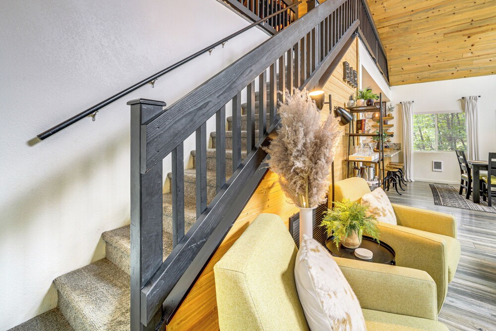 Walk to Trails: Modern Munds Park Mountain Retreat